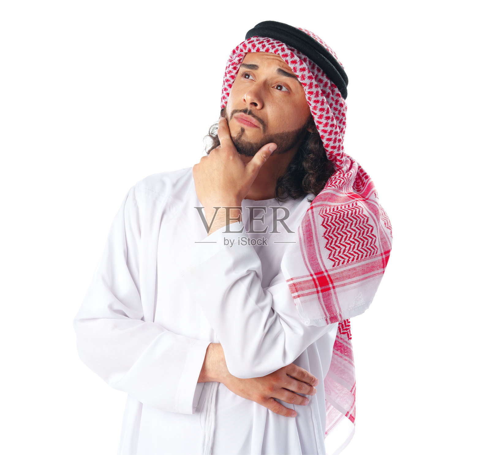 沉思的年轻男子身穿传统中东长袍，白色背景照片摄影图片