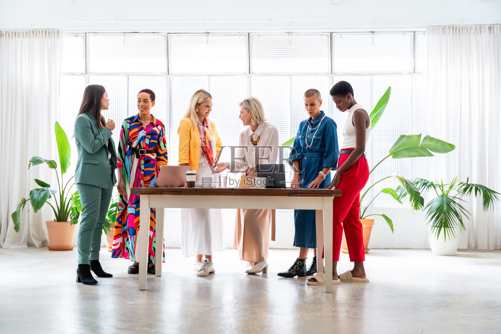 一群女商人在办公室开会照片摄影图片