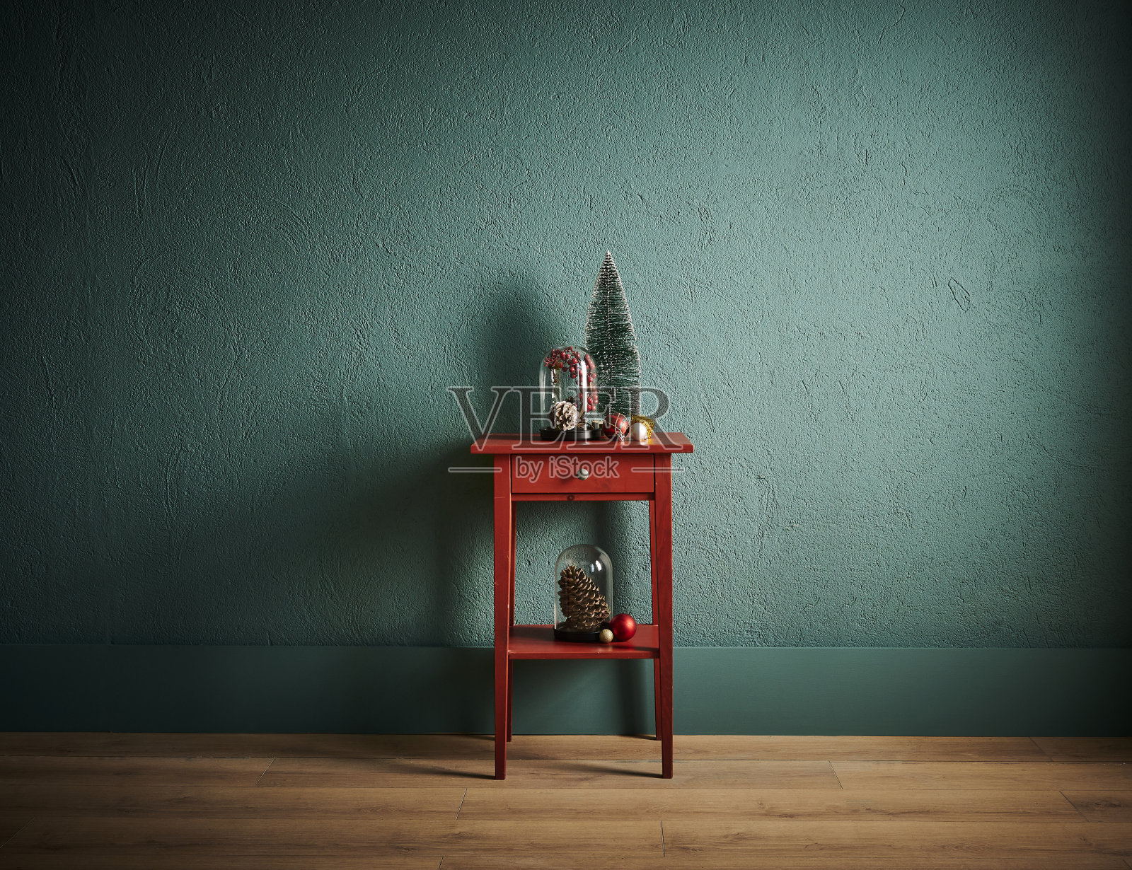 圣诞和新年饰品上有红色的桌子和绿色的背景，圆锥体，圣诞树。照片摄影图片