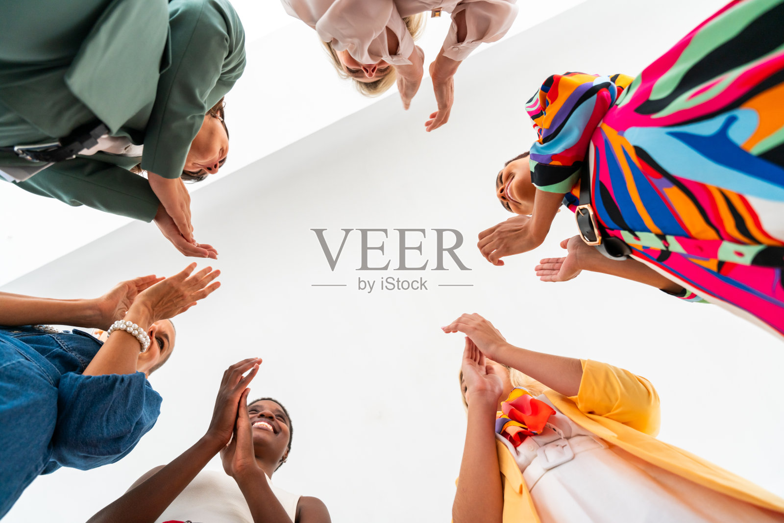 一群女商人在办公室开会照片摄影图片