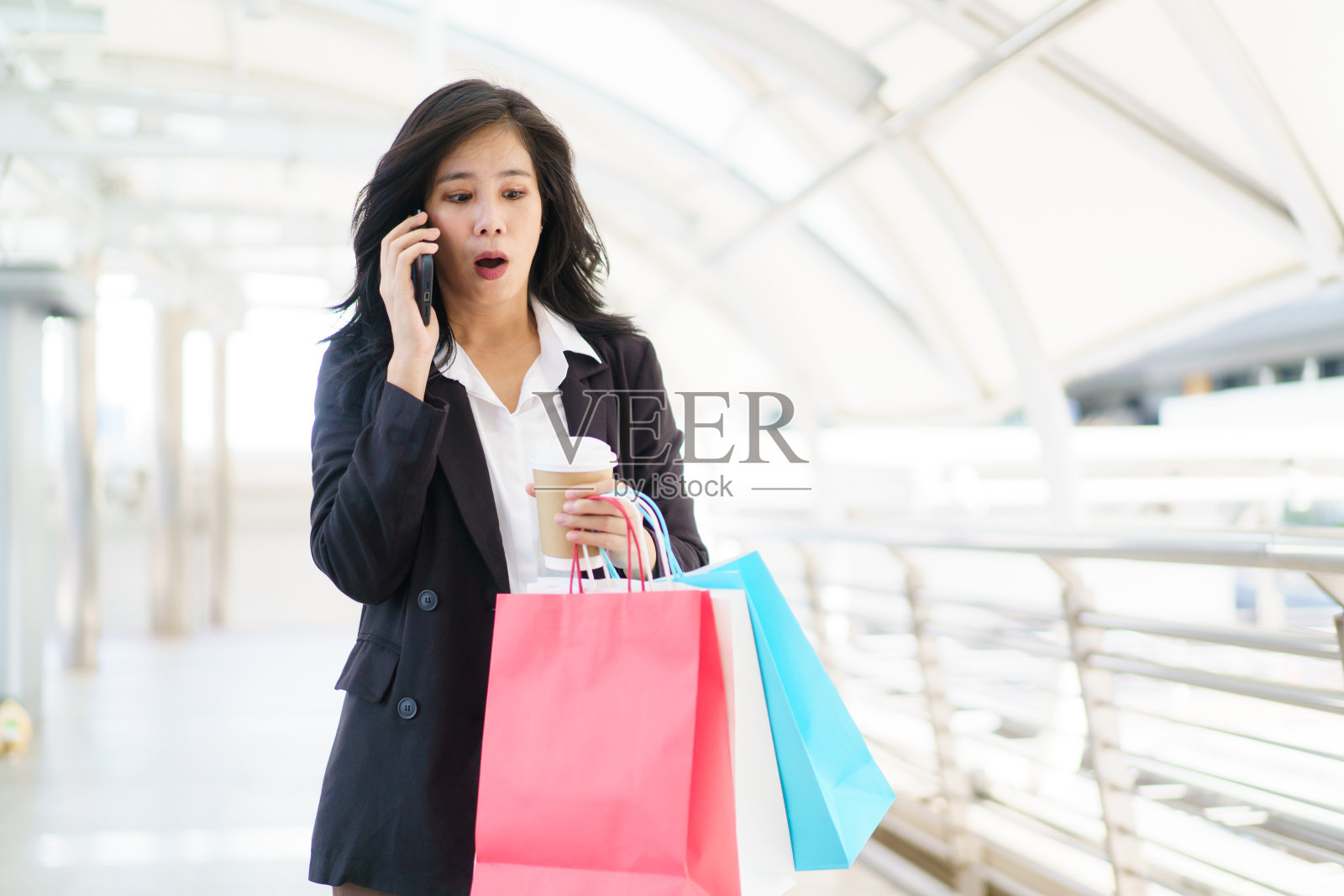 城市里的女商人肖像。照片摄影图片