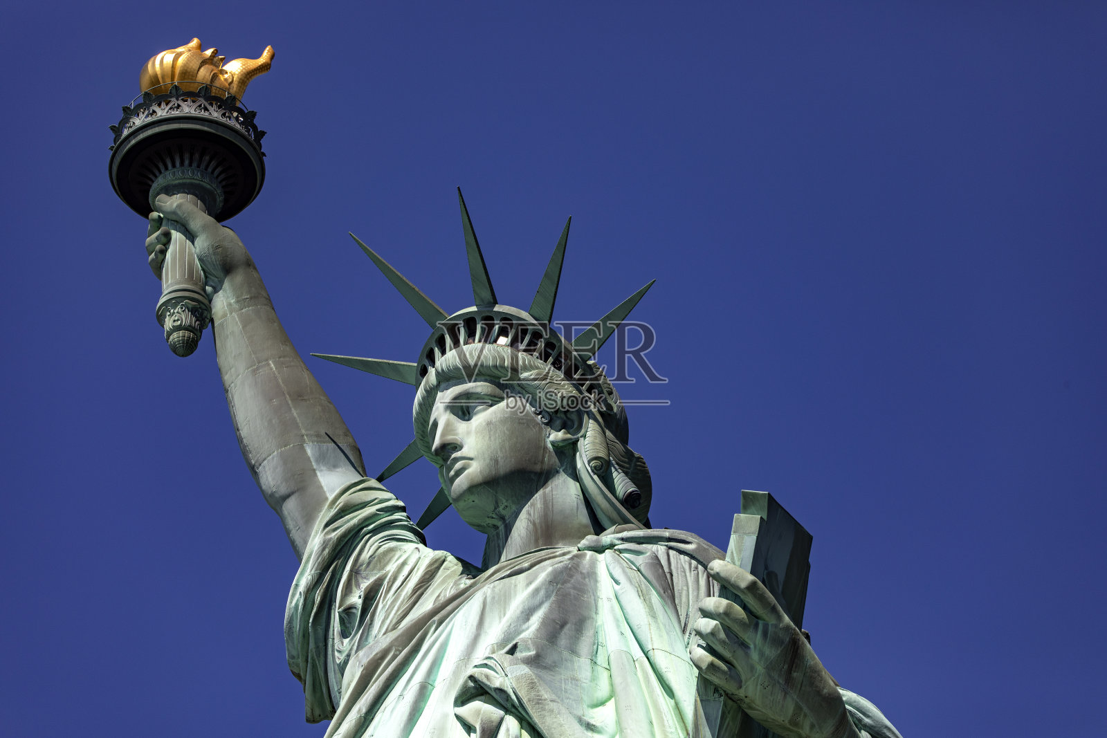 自由女神像，举着巨大的火炬矗立在大苹果城，这座纪念碑被称为纽约女士。照片摄影图片