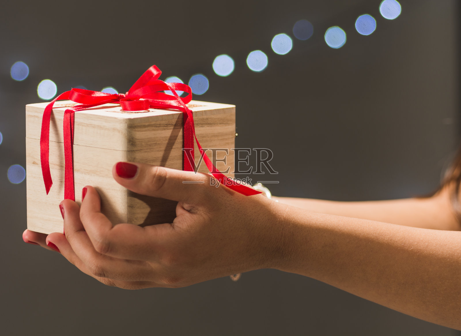 女性手的细节与礼盒，为节日，如情人节，生日或圣诞节照片摄影图片