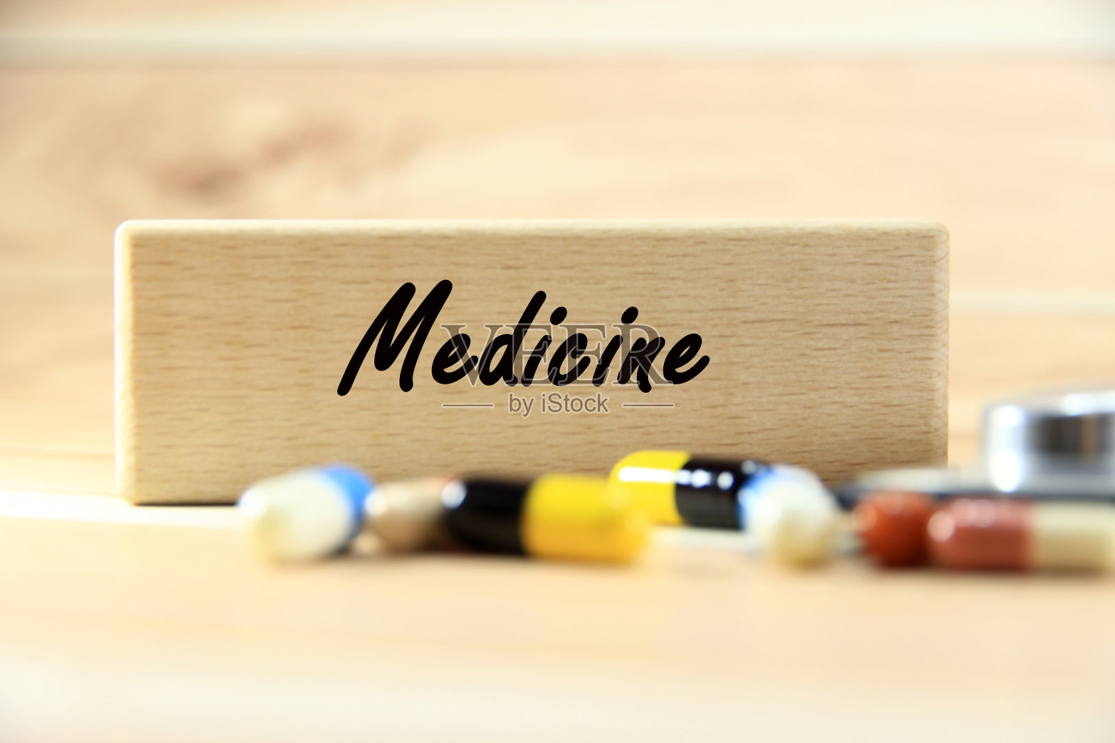 医学文本或信息短单词英文信件与胶囊药丸在棕色木纹背景。照片摄影图片