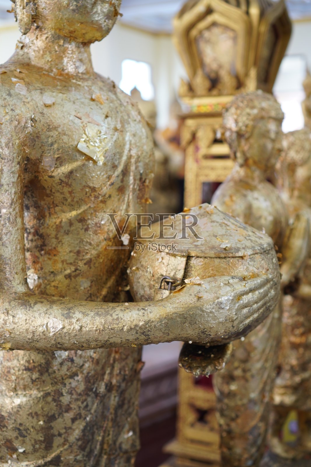 覆盖着金箔的佛像照片摄影图片