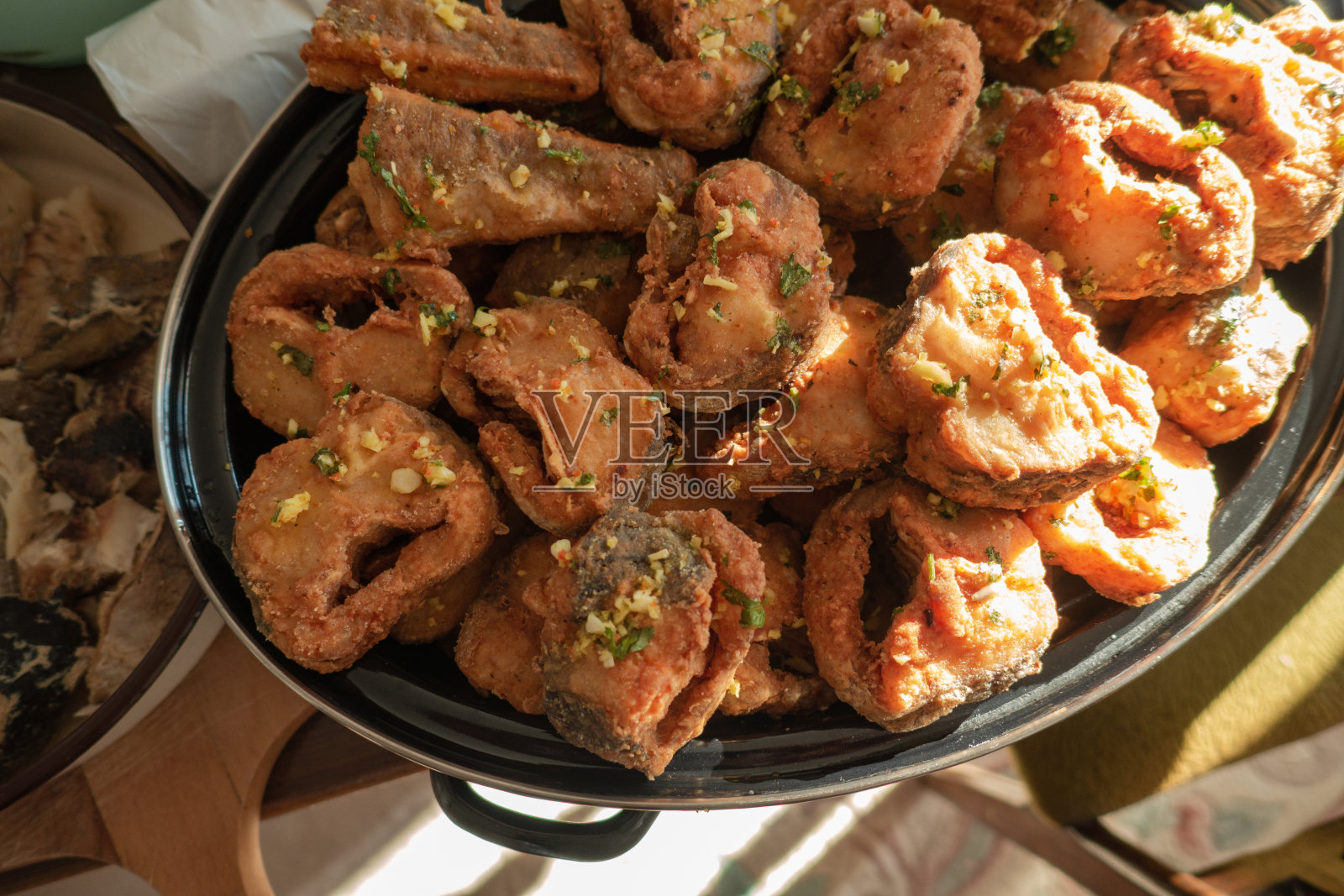 节假日，准备炸鱼照片摄影图片