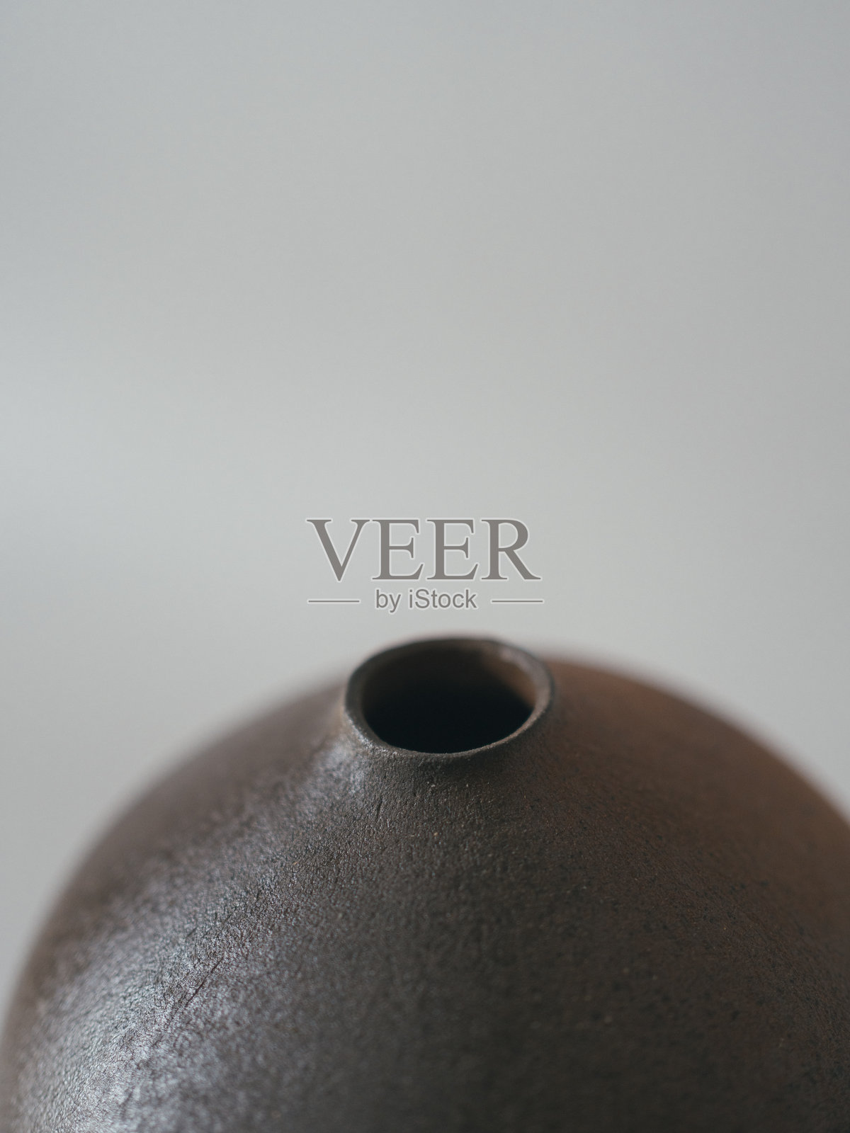 餐桌上手工陶器的特写照片摄影图片