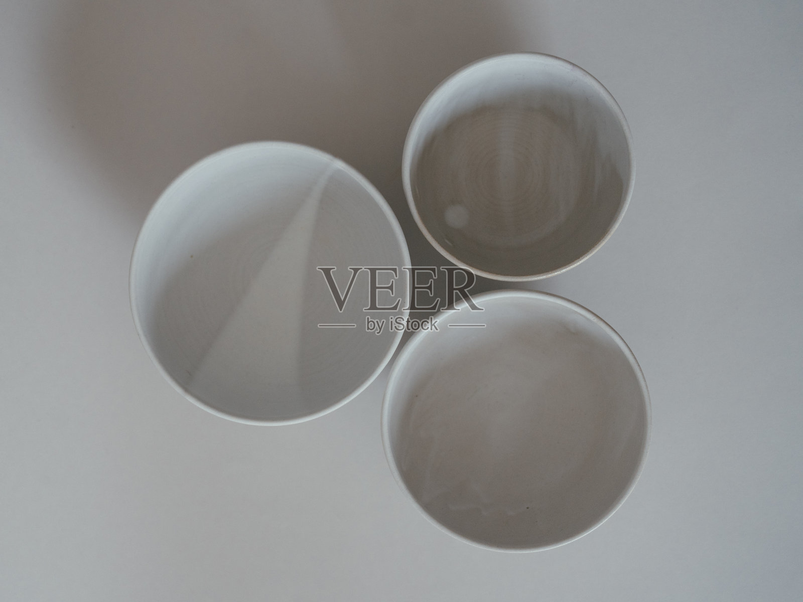 餐桌上手工陶器的特写照片摄影图片