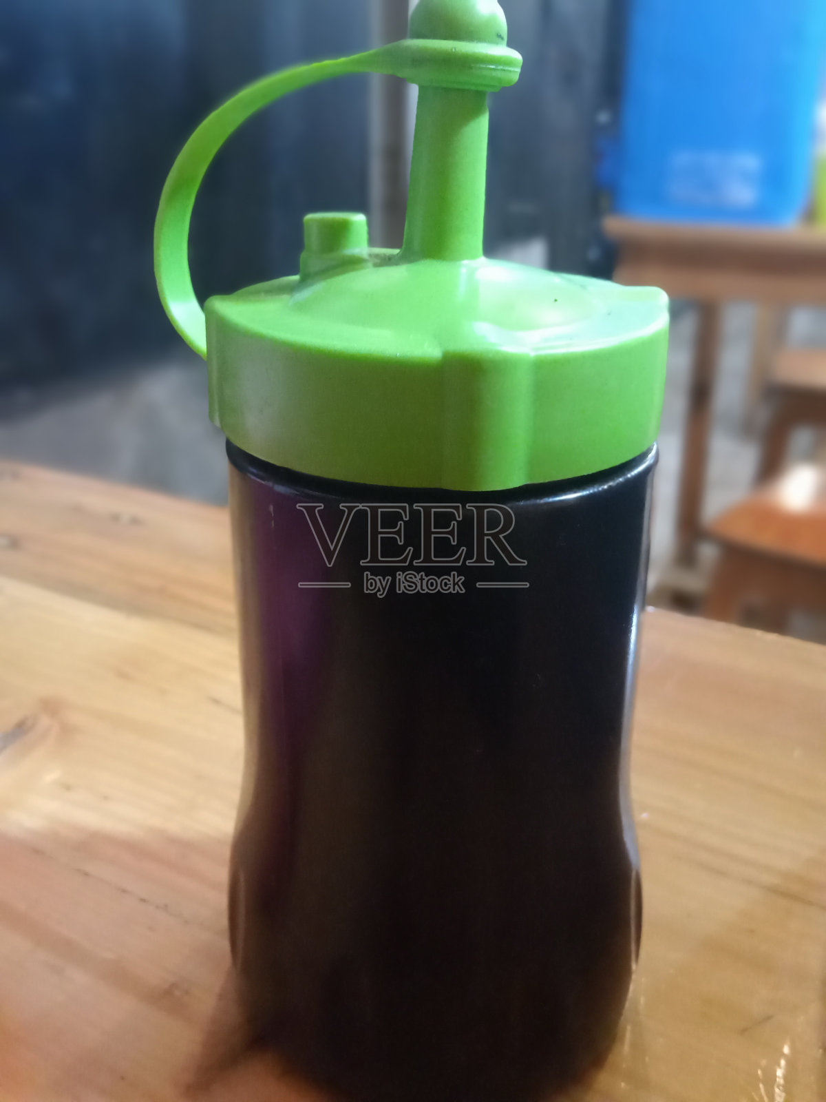 装有甜酱油的瓶子照片摄影图片