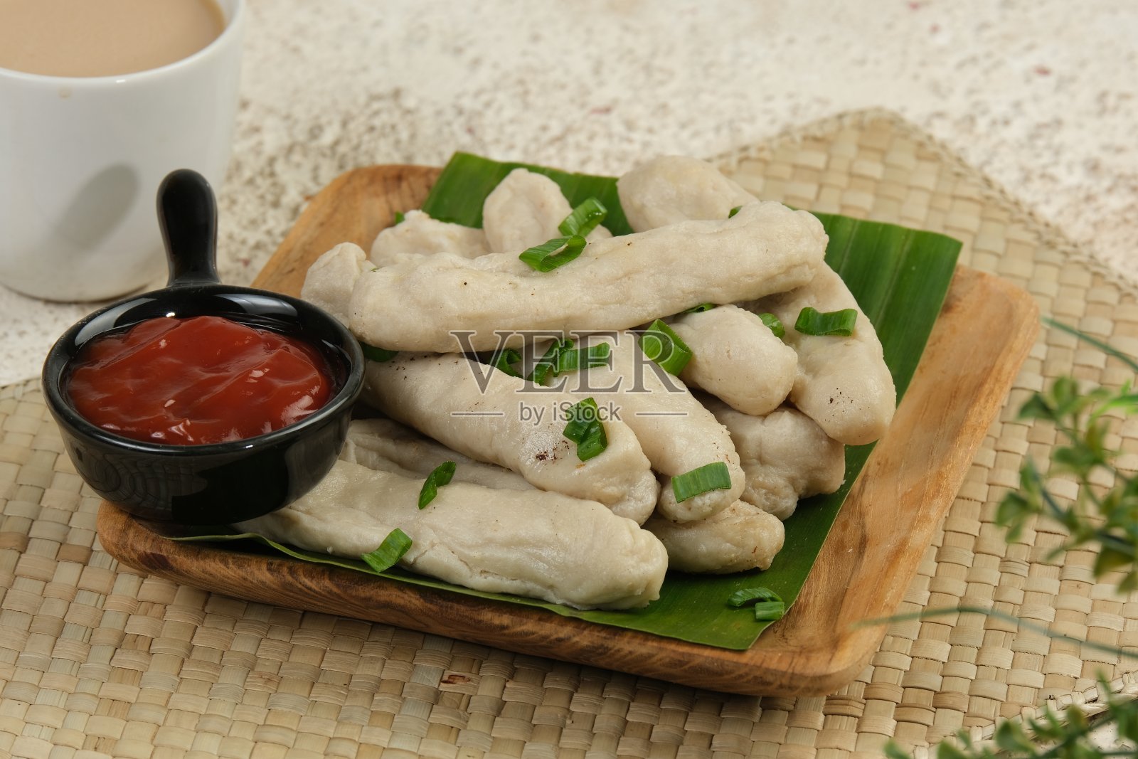 炸鱼饼是印尼版的鱼饼，用磨碎的鱼和木薯粉做成照片摄影图片