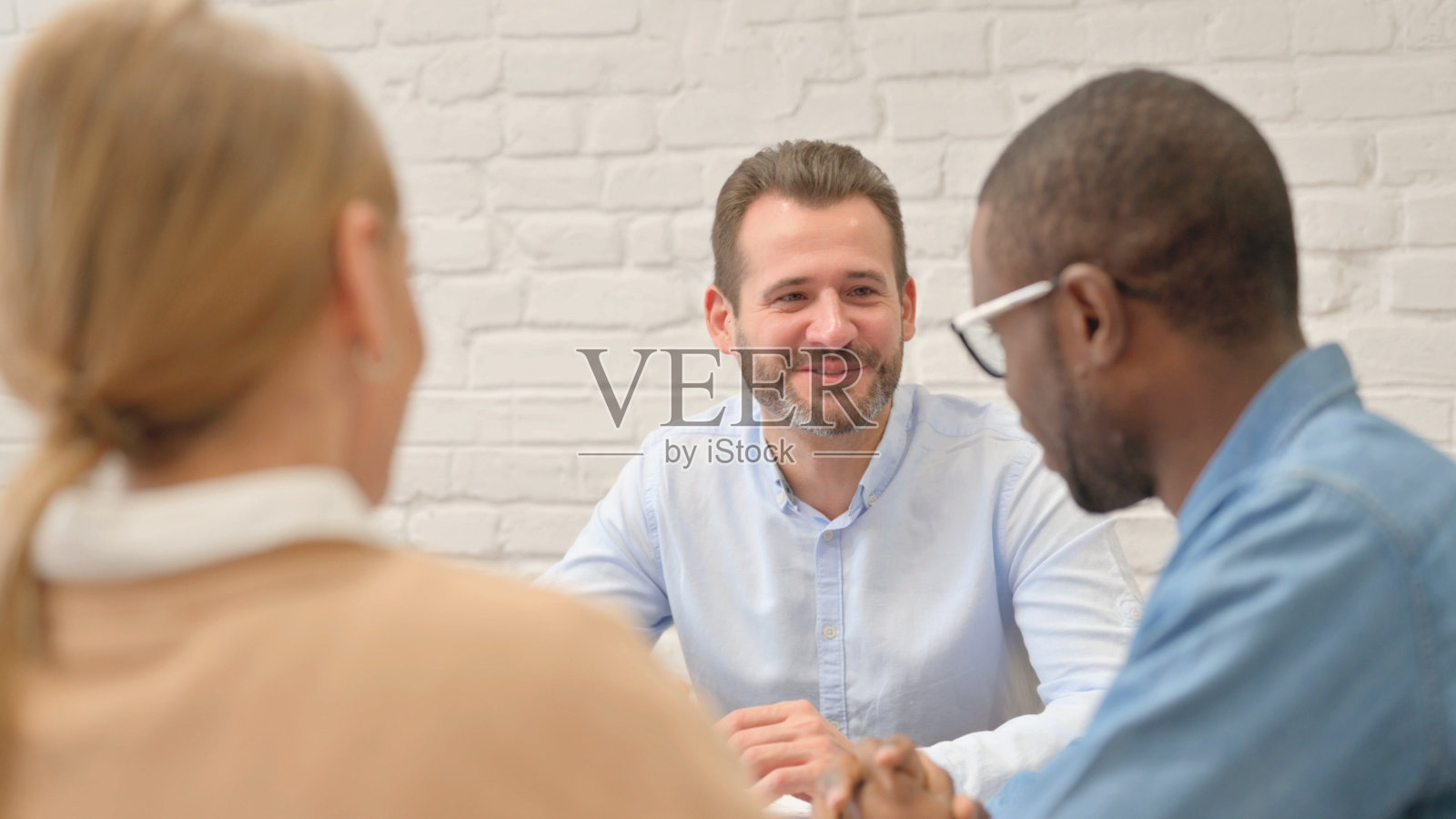 商人与队友谈话的特写照片摄影图片