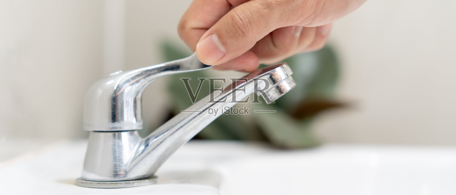 要节约用水,为了保护环境，男人经常关掉浴室里的自来水。绿化地球，减少全球变暖，拯救世界，生命，未来，风险能源，危机，水日。照片摄影图片