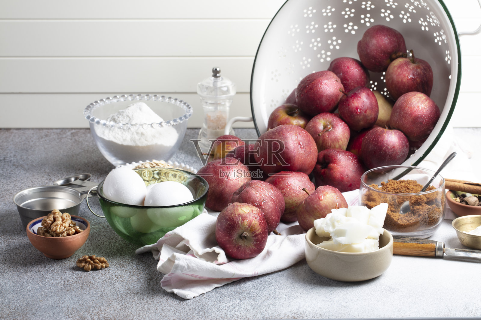 烘焙材料:红苹果、鸡蛋、红糖、燕麦片、椰子油、核桃、盐、米粉和香料。家庭烹饪概念照片摄影图片