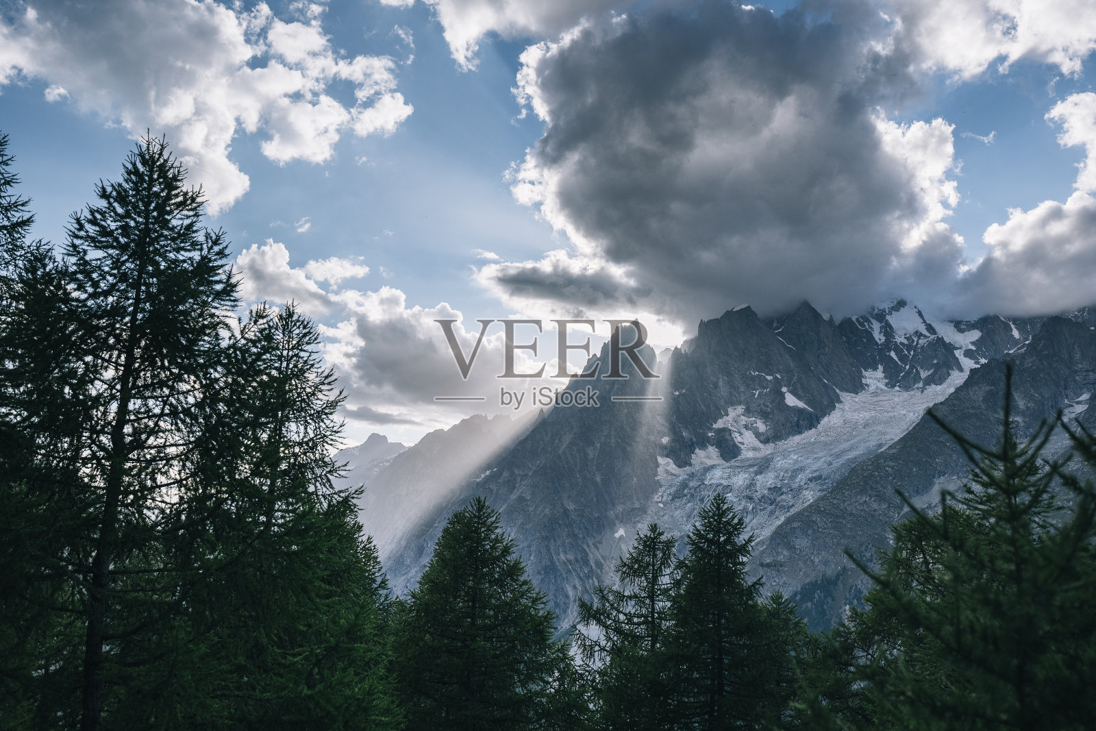 太阳照耀着冰川覆盖的山照片摄影图片