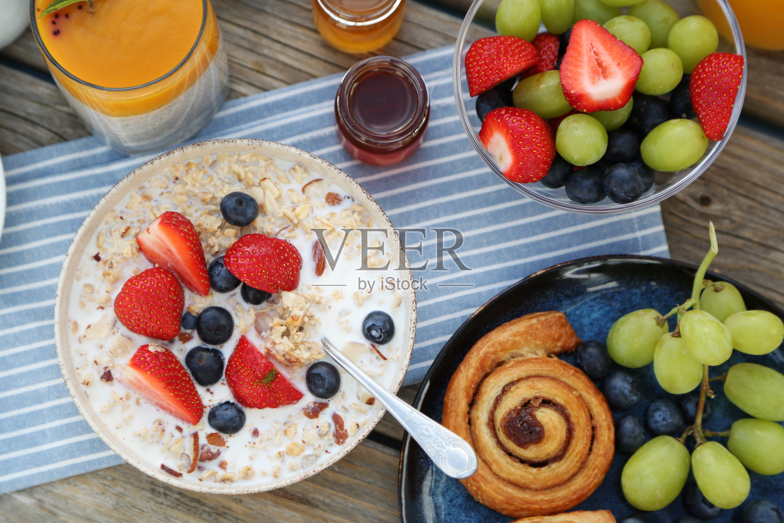 花园里的早餐照片摄影图片