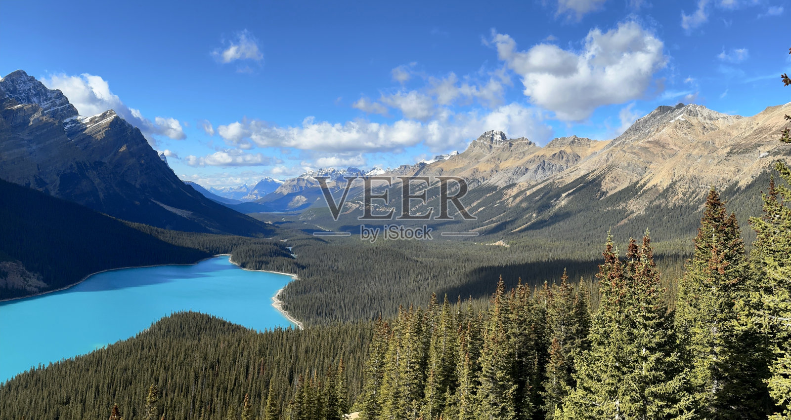 佩托湖和山谷-高角度从弓峰照片摄影图片