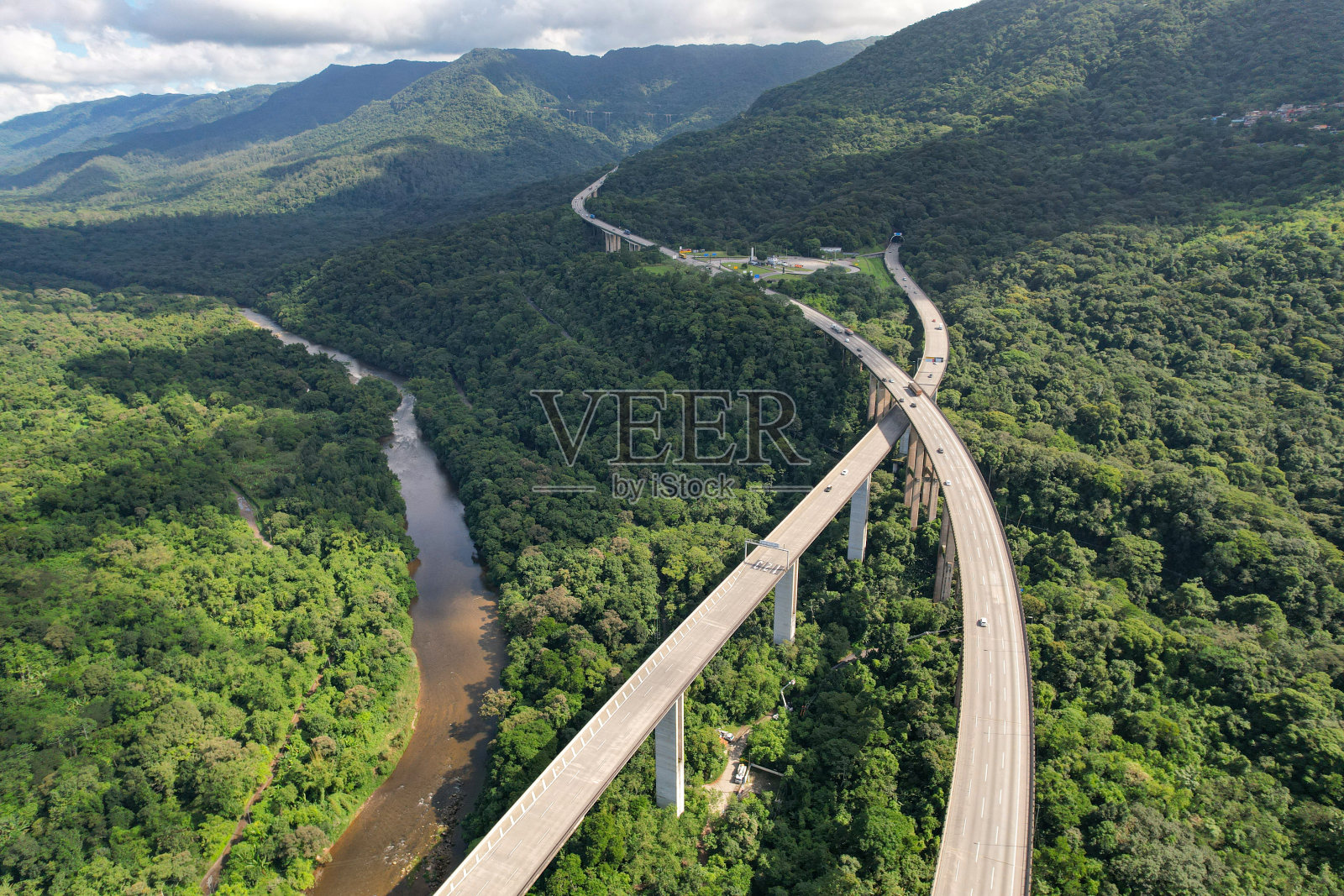 巴西圣保罗州移民高速公路鸟瞰图。照片摄影图片