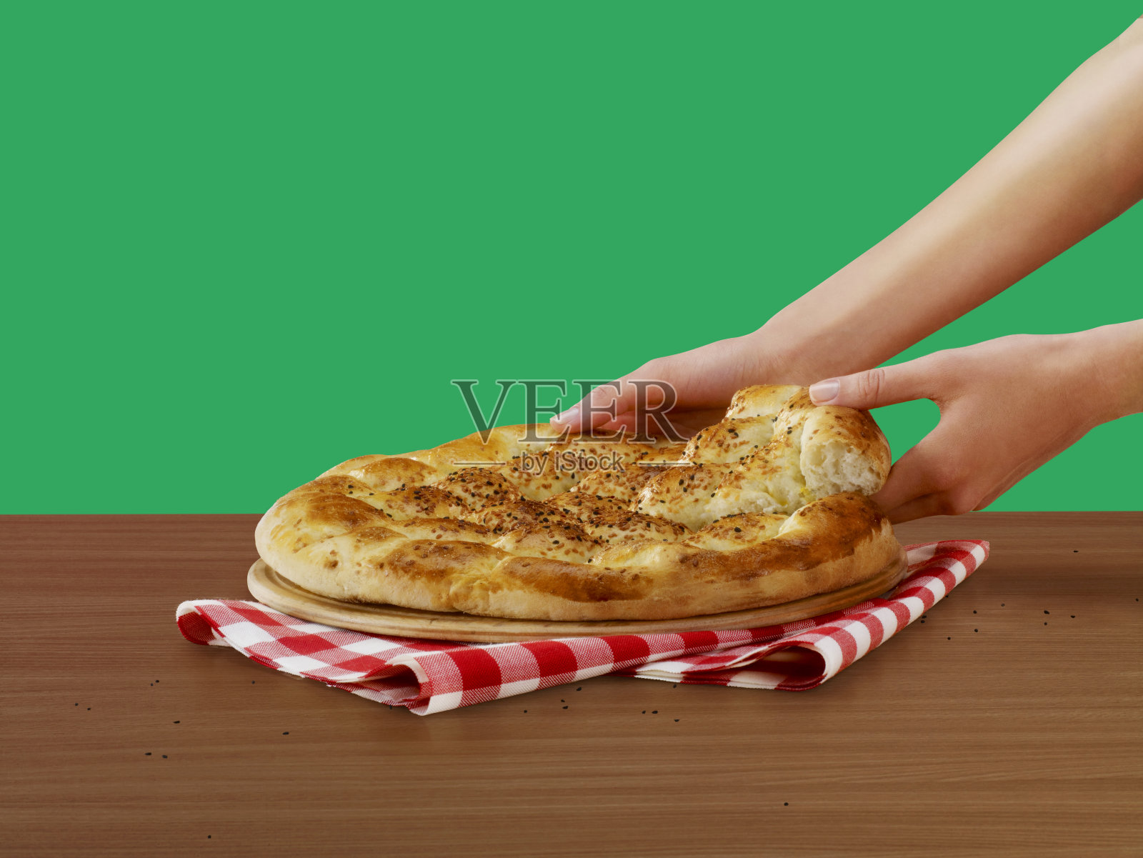 拿着一块大饼照片摄影图片