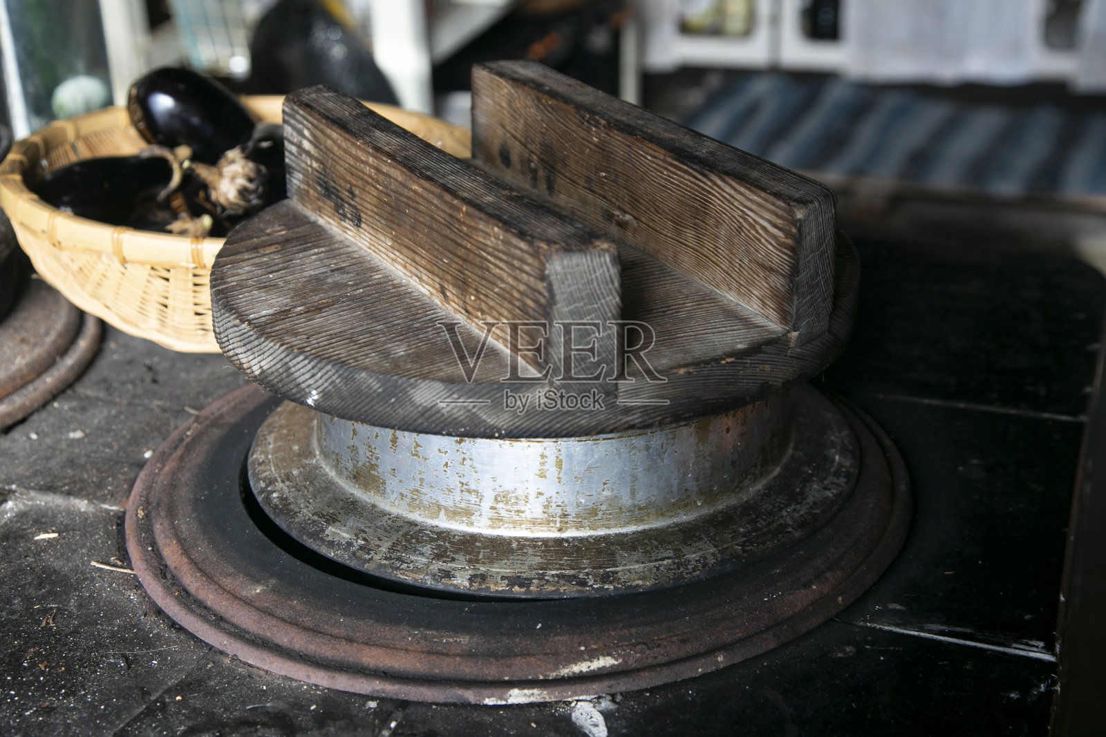 和歌山山间房子里的老式日式燃木厨房。照片摄影图片