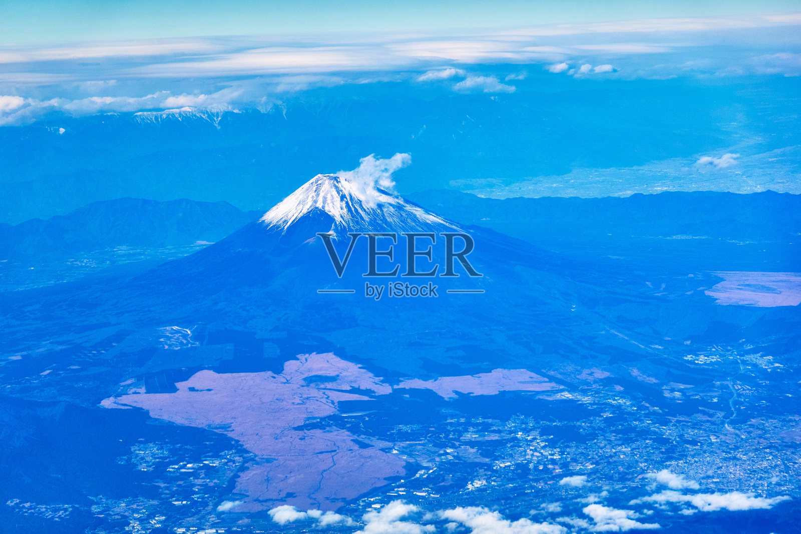 从飞机上拍摄的雪山美景照片摄影图片