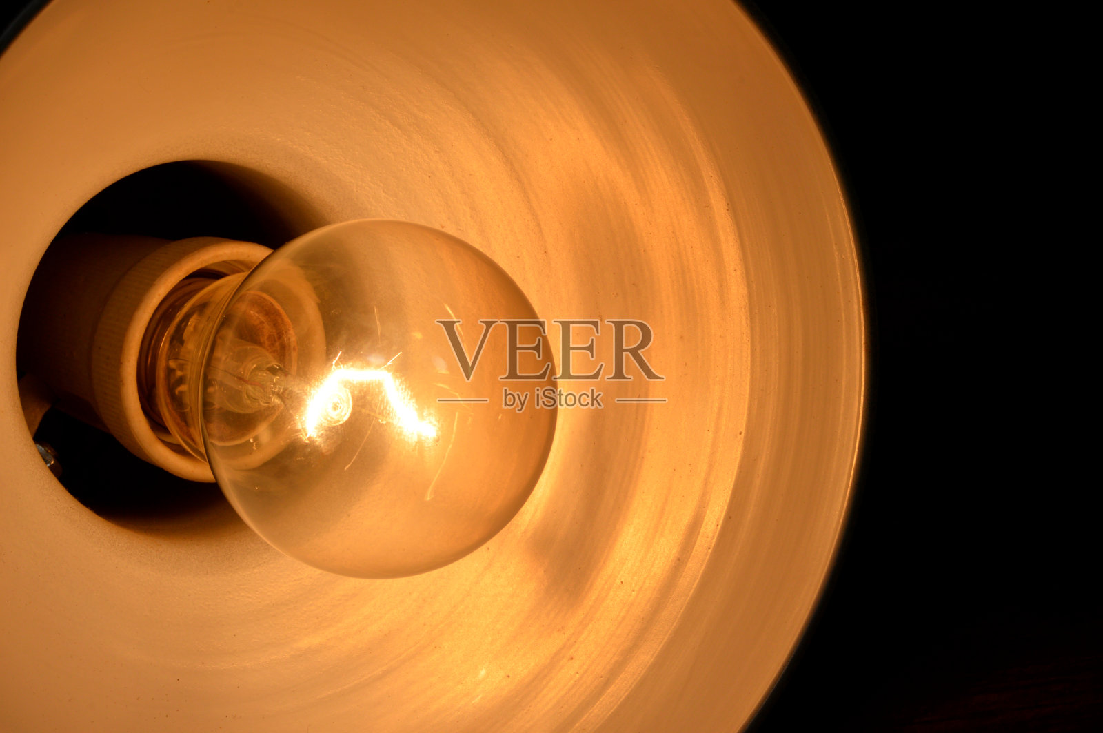 白炽灯地球灯泡，一种用钨丝加热到发光的电灯，由气体灯泡、低压惰性气体、钨丝、电线、灯杆、灯帽组成照片摄影图片