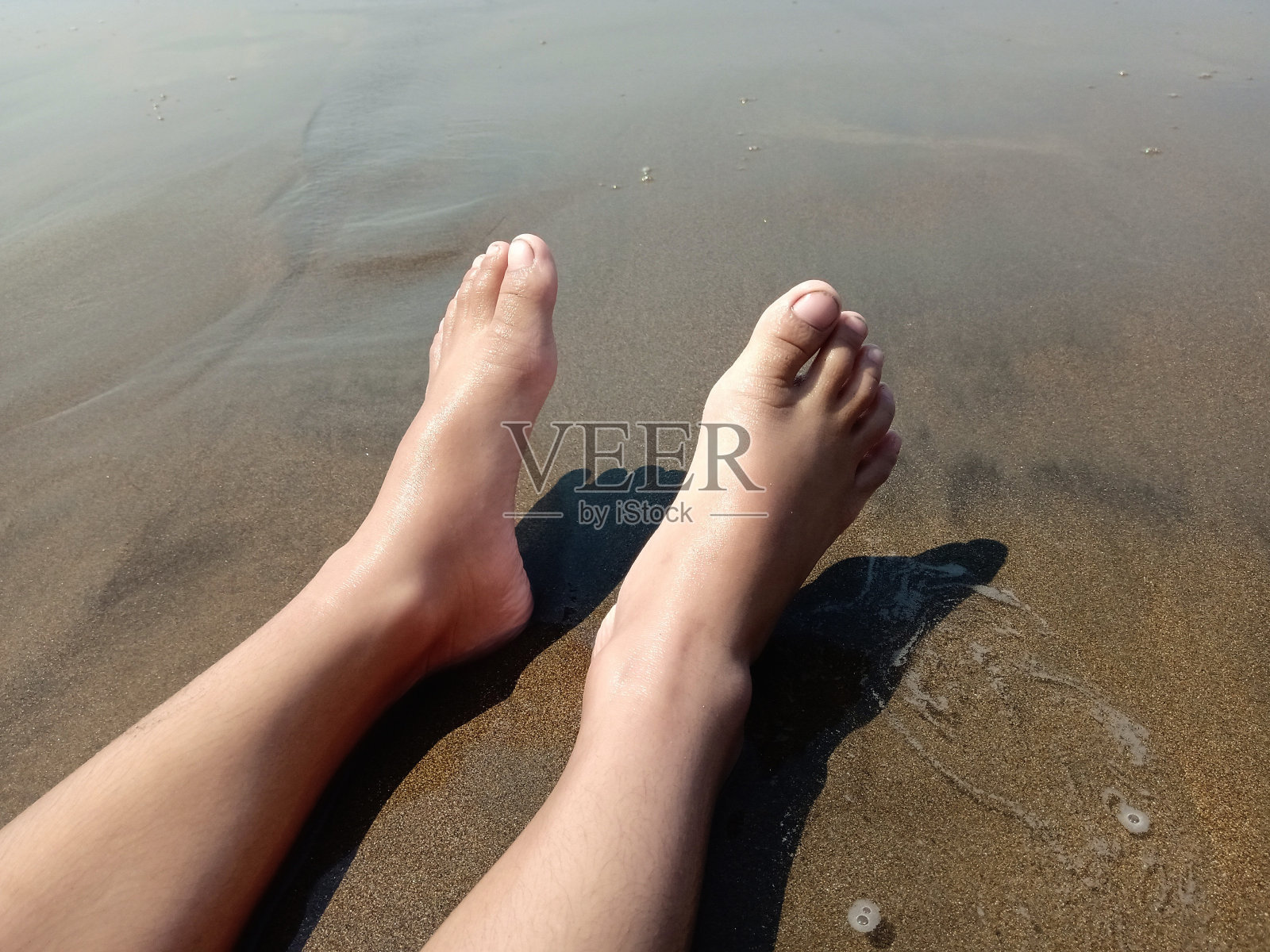 脚在沙滩上放松照片摄影图片