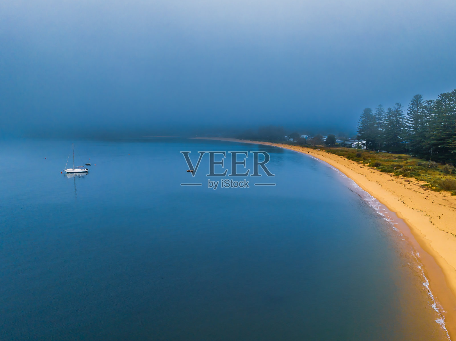 一个雾蒙蒙的早晨，海湾上空照片摄影图片