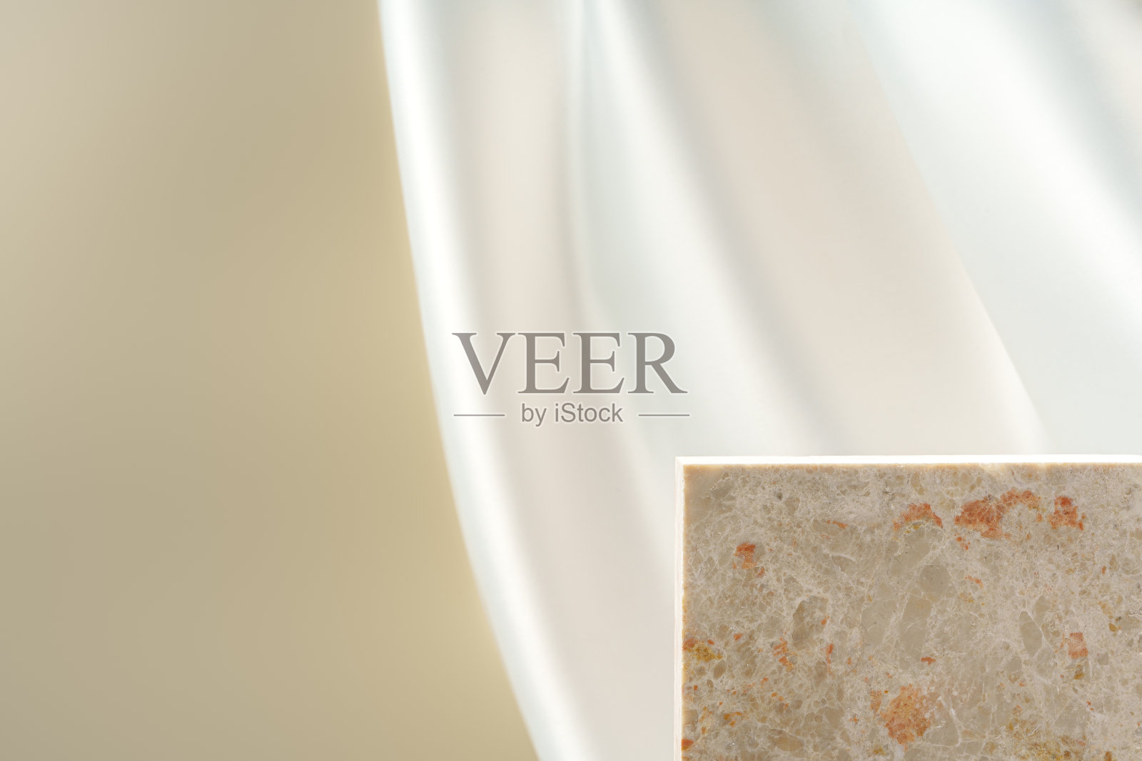 石质讲台，用白色丝织品装饰，供展示照片摄影图片