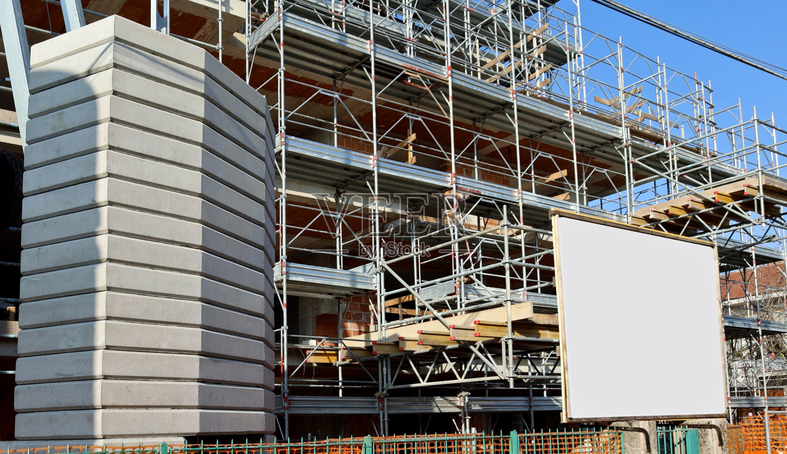 工地吊车混凝土基础旁悬挂的空白信息板。照片摄影图片