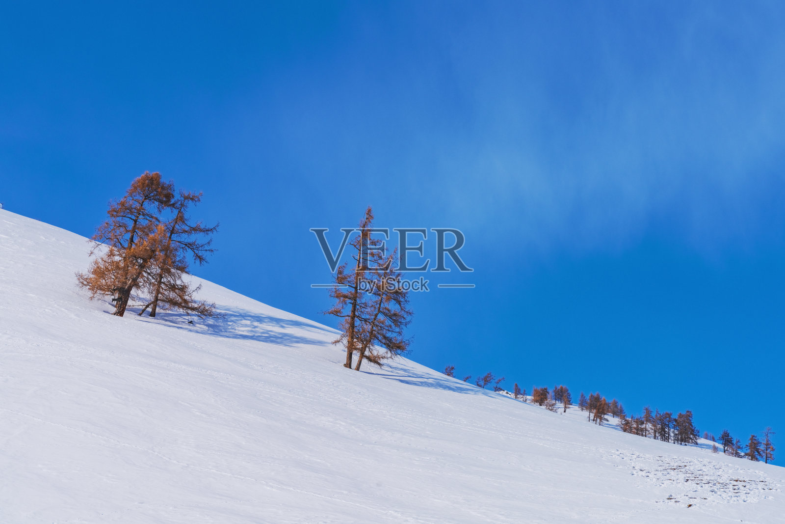 中国新疆的冬季滑雪场和雪山风光照片摄影图片