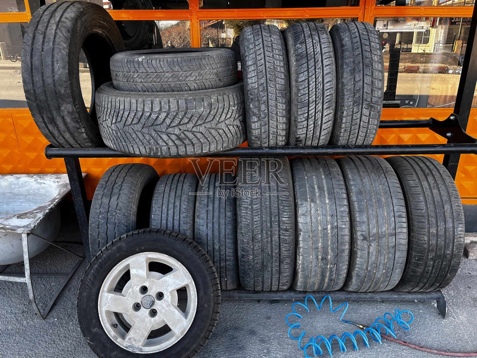 汽车轮胎店的旧轮胎。照片摄影图片