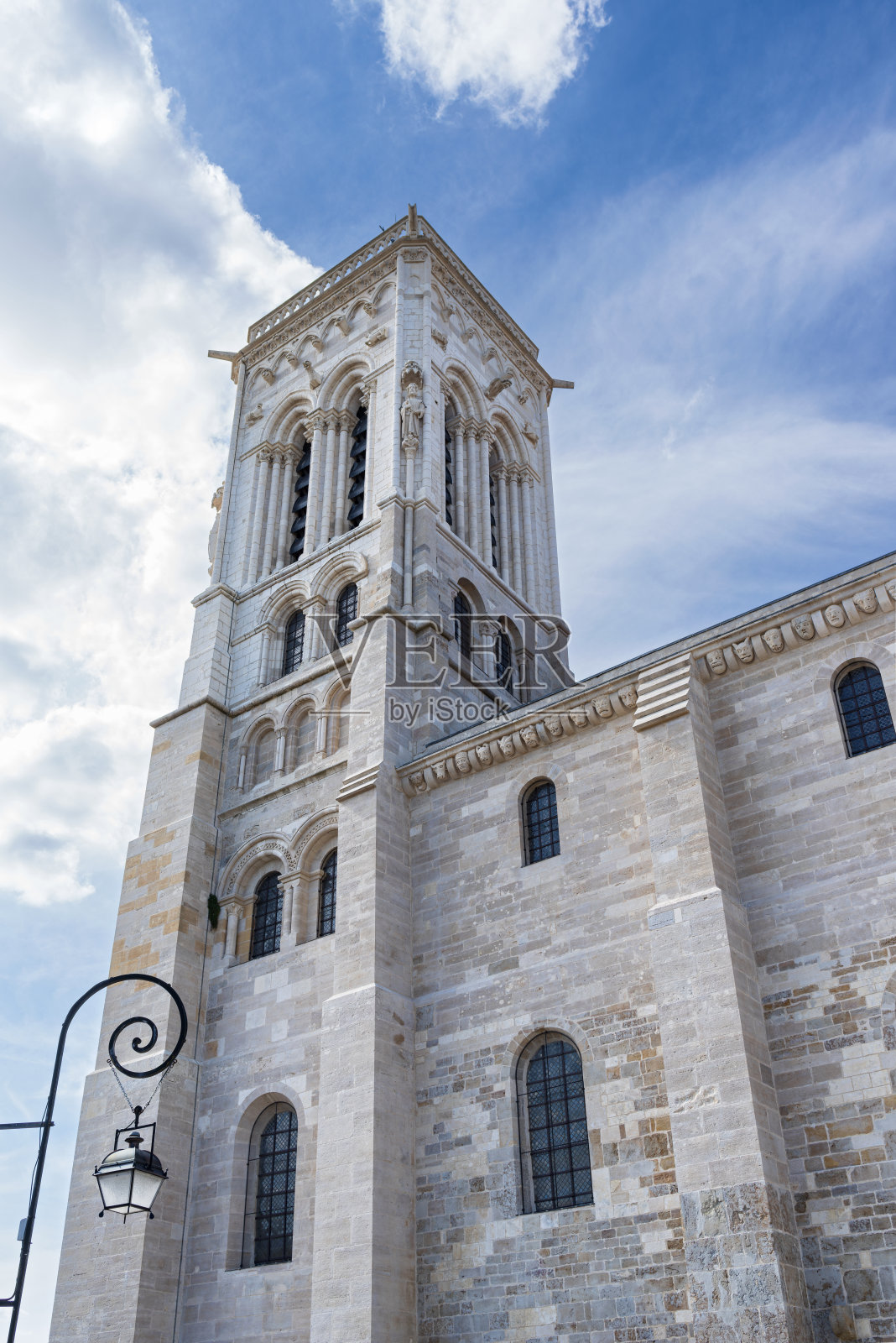 圣玛丽抹大拉教堂角落的钟楼照片摄影图片