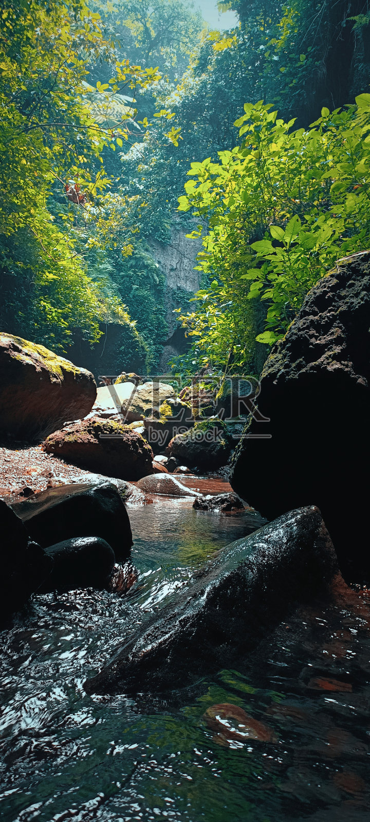 美丽的河流和大岩石在山上照片摄影图片