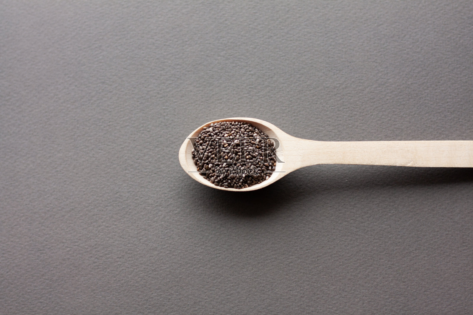 木勺里的中国谷物，背景是黑色的照片摄影图片