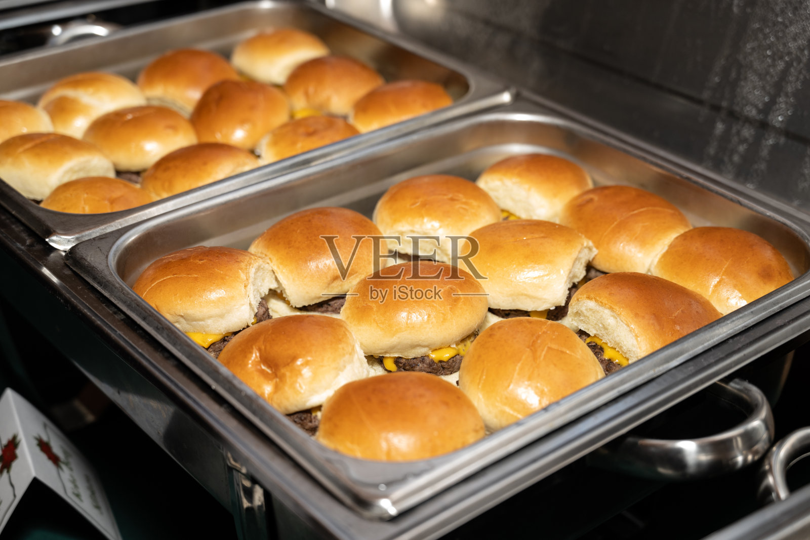 宴会客人的自助餐桌有很多选择。照片摄影图片