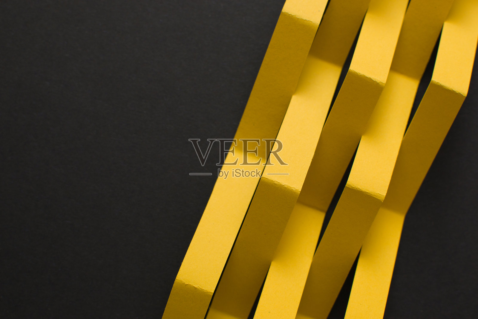 抽象的黑黄几何背景，复制空间照片摄影图片