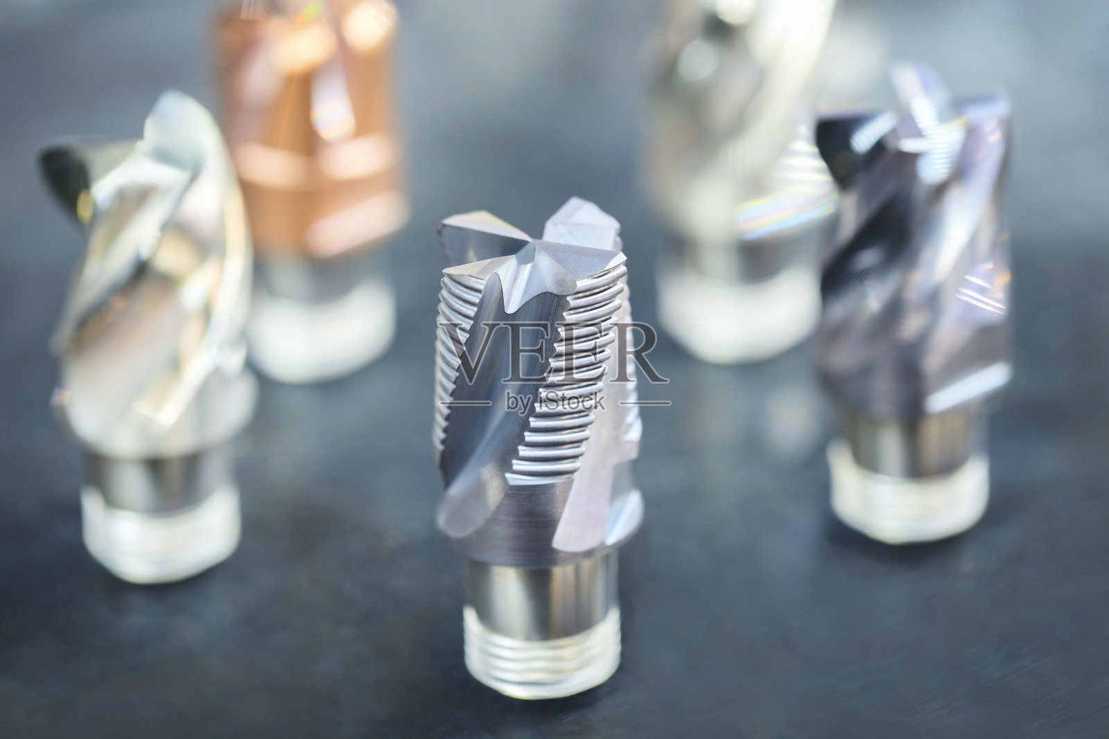 车间用硬质合金刀片的工业钻铣金属刀具。可互换碳化钨头钻头。铣削金属刀具数控机床，工业背景照片摄影图片