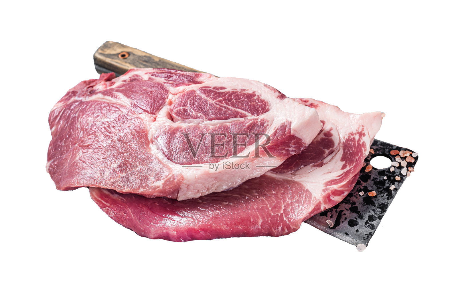 新鲜的猪肉嫩牛排，从生脖子肉在屠夫切肉刀与盐和百里香。孤立在白色背景上。照片摄影图片