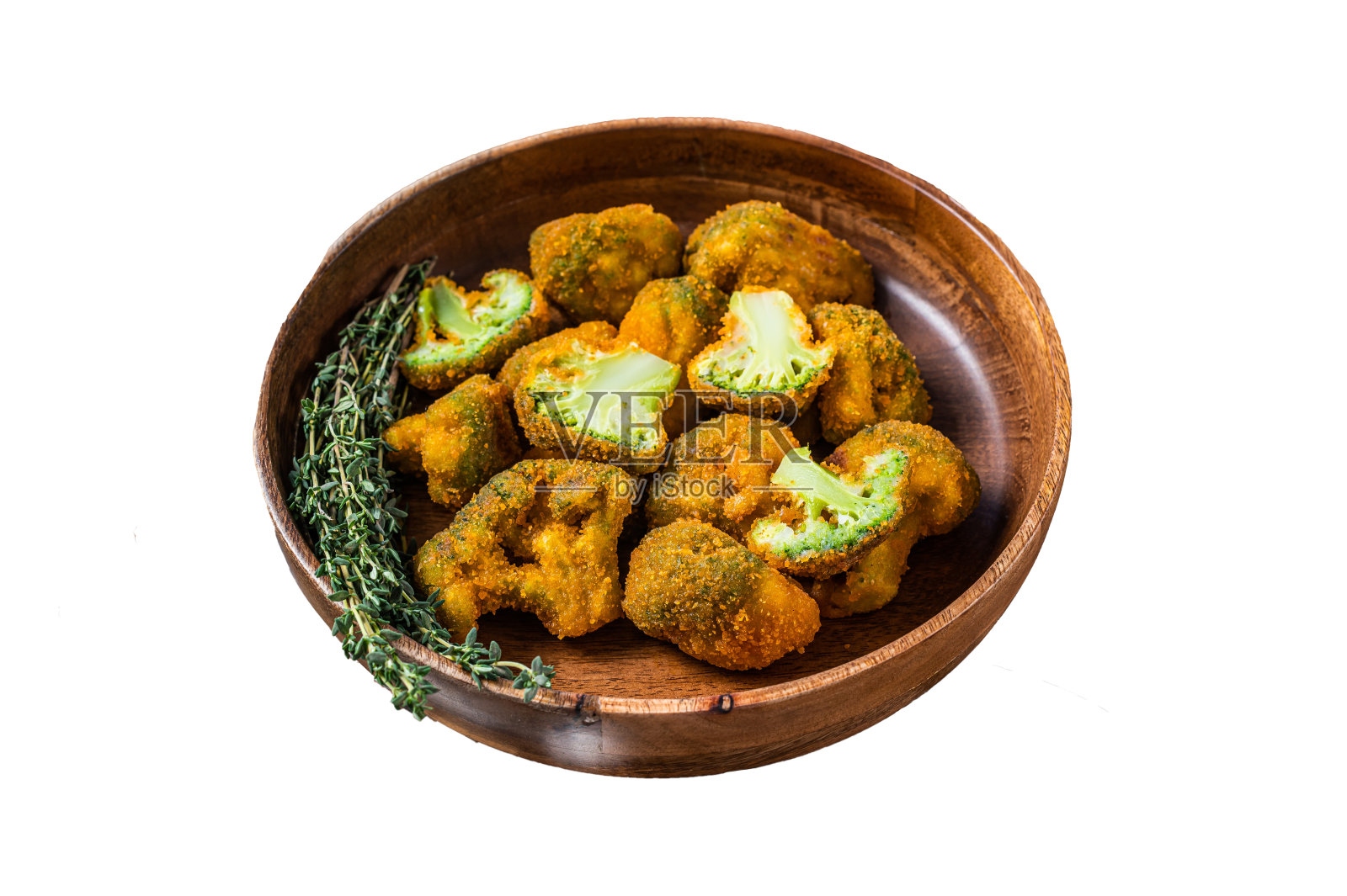 面包屑西兰花在木制盘子里，配上百里香。孤立在白色背景上。照片摄影图片