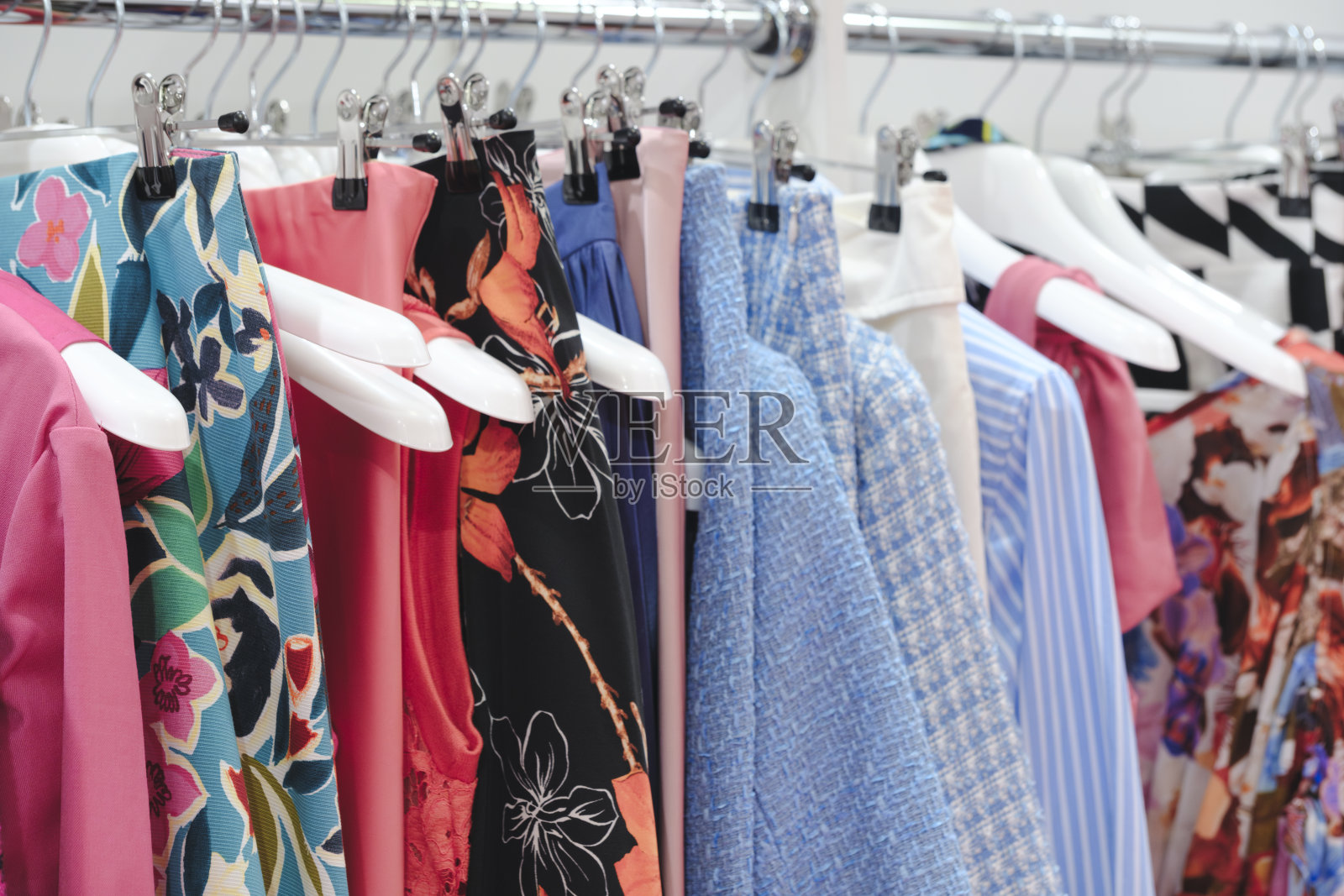 商店的衣架上挂着五颜六色的家庭服装照片摄影图片