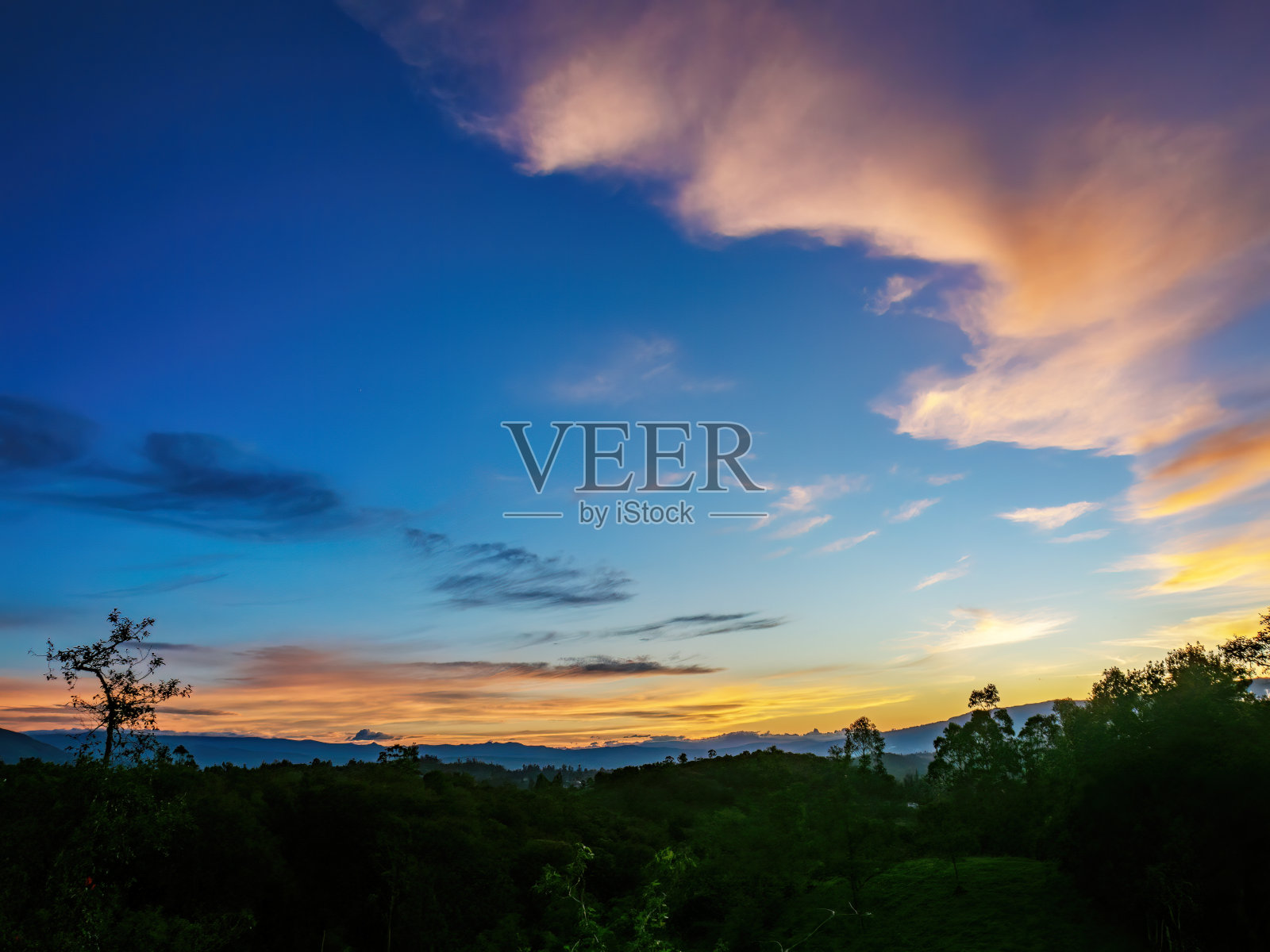 哥伦比亚中部安第斯山脉东部出现了令人敬畏的余辉照片摄影图片