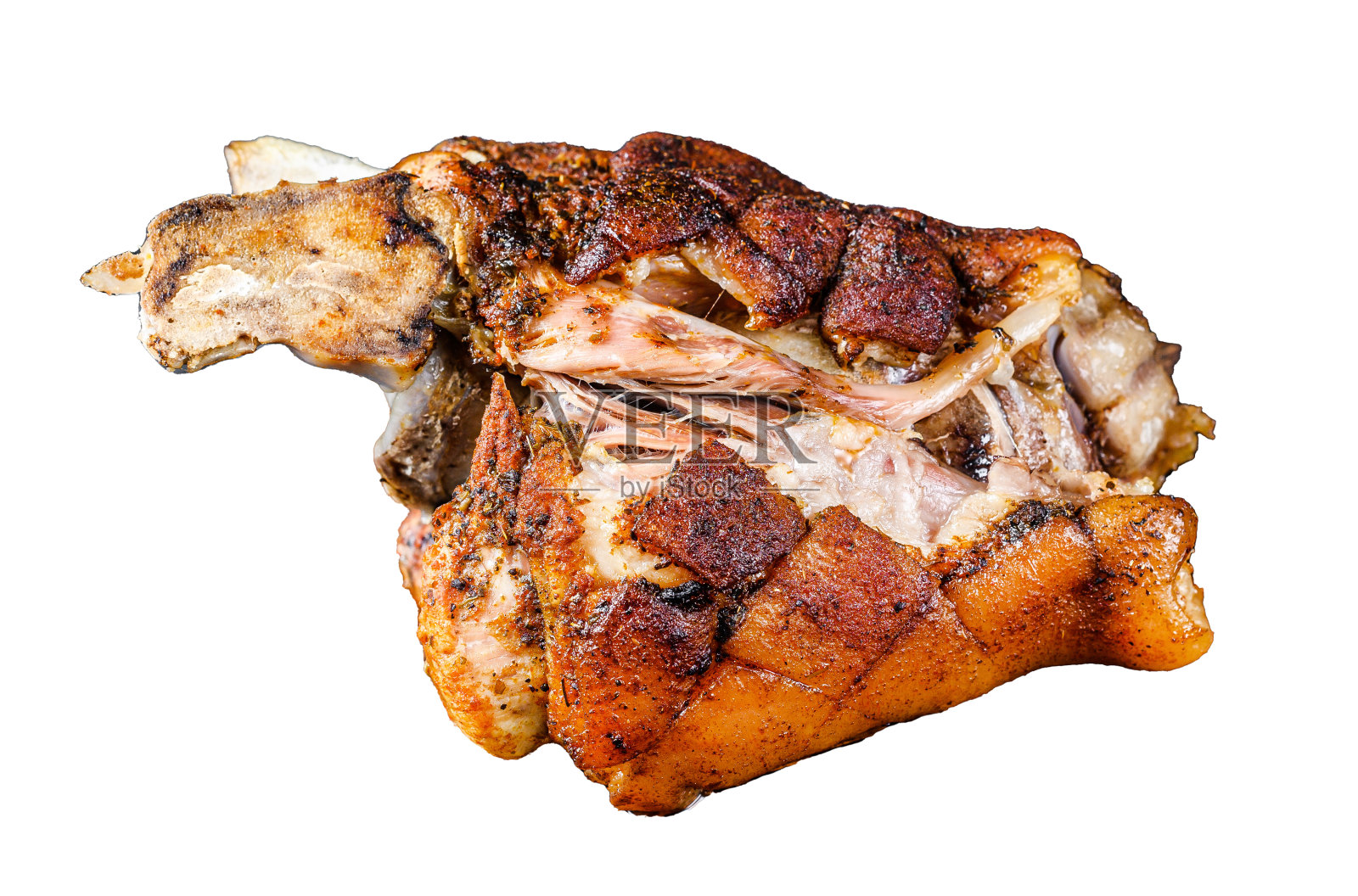 用香草在木板上烤猪蹄。孤立在白色背景上。照片摄影图片