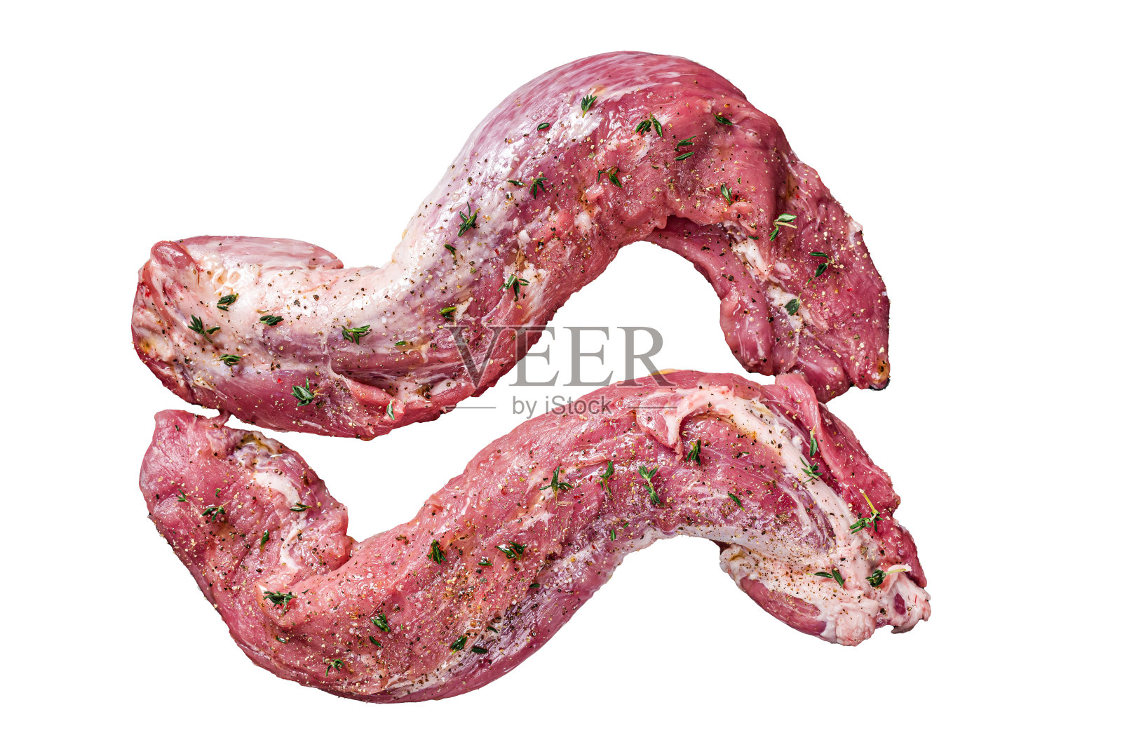 生里脊猪肉片准备烹饪，未煮熟的肉放在烤盘里，加香草和橄榄油。孤立在白色背景上。照片摄影图片