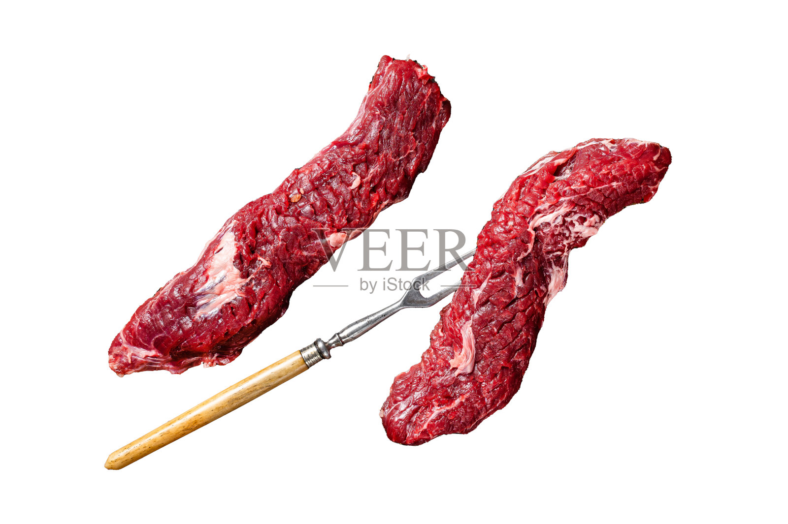 未煮熟的生弯刀裙牛排肉叉。孤立在白色背景上。照片摄影图片