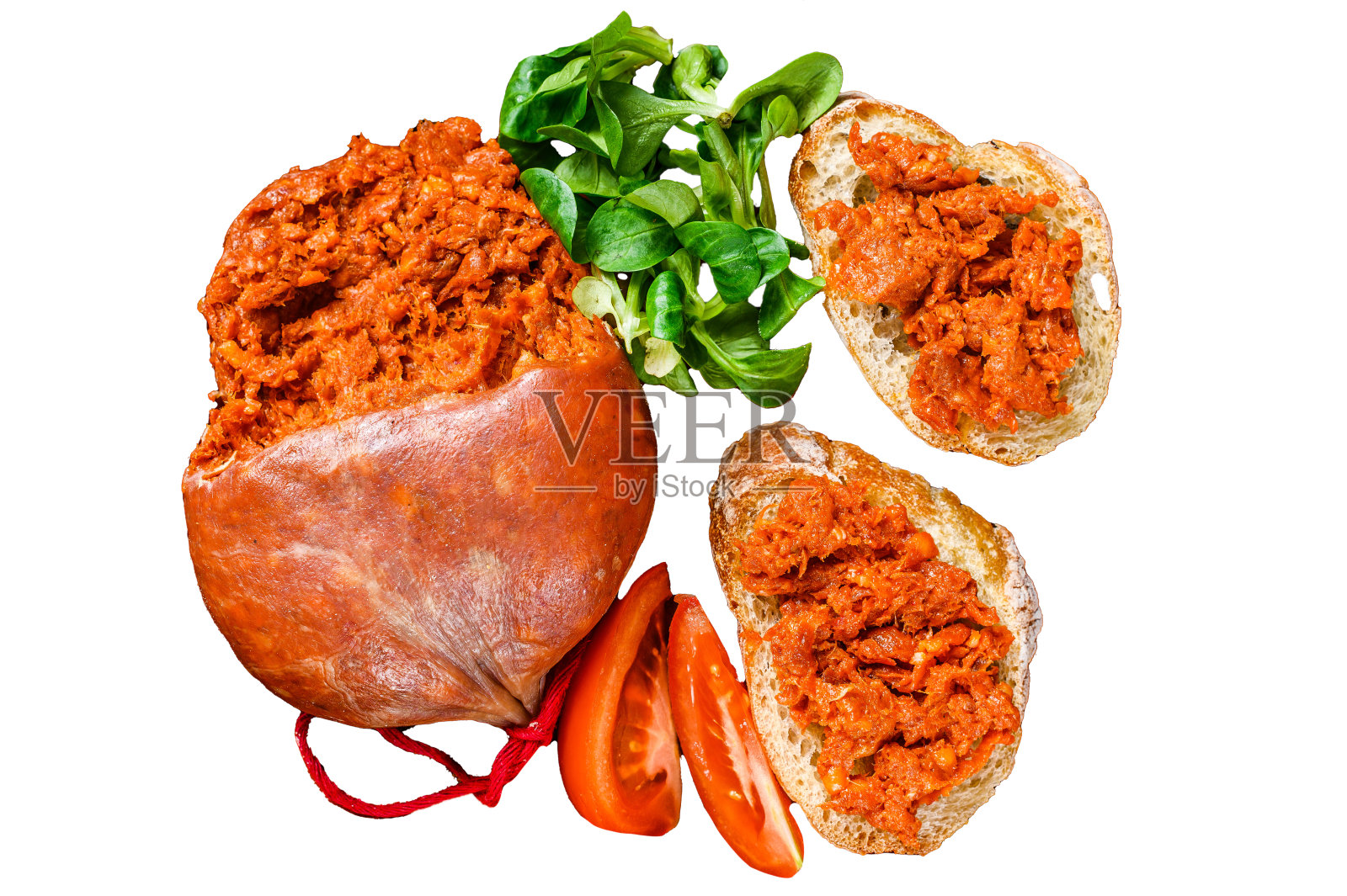 烤面包配Sobrassada腌猪肉，肉，香肠和西红柿。孤立在白色背景上。照片摄影图片