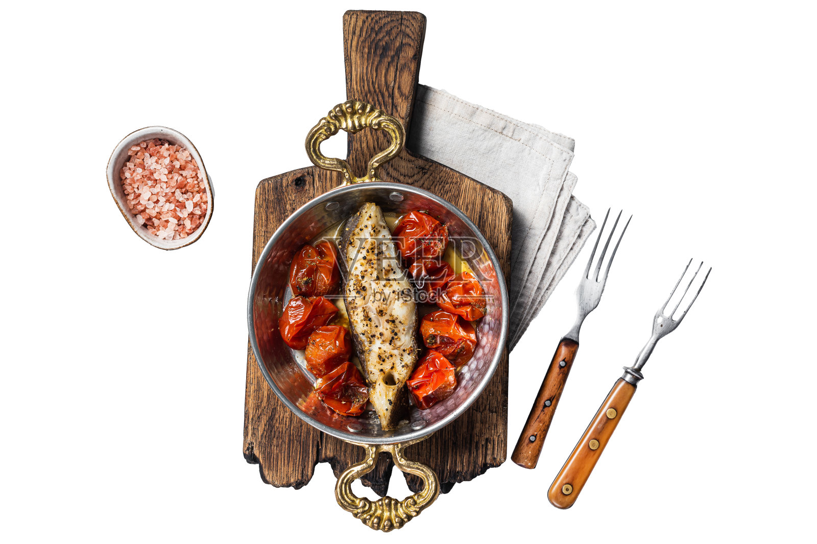 煎大比目鱼排配番茄。孤立在白色背景上。照片摄影图片