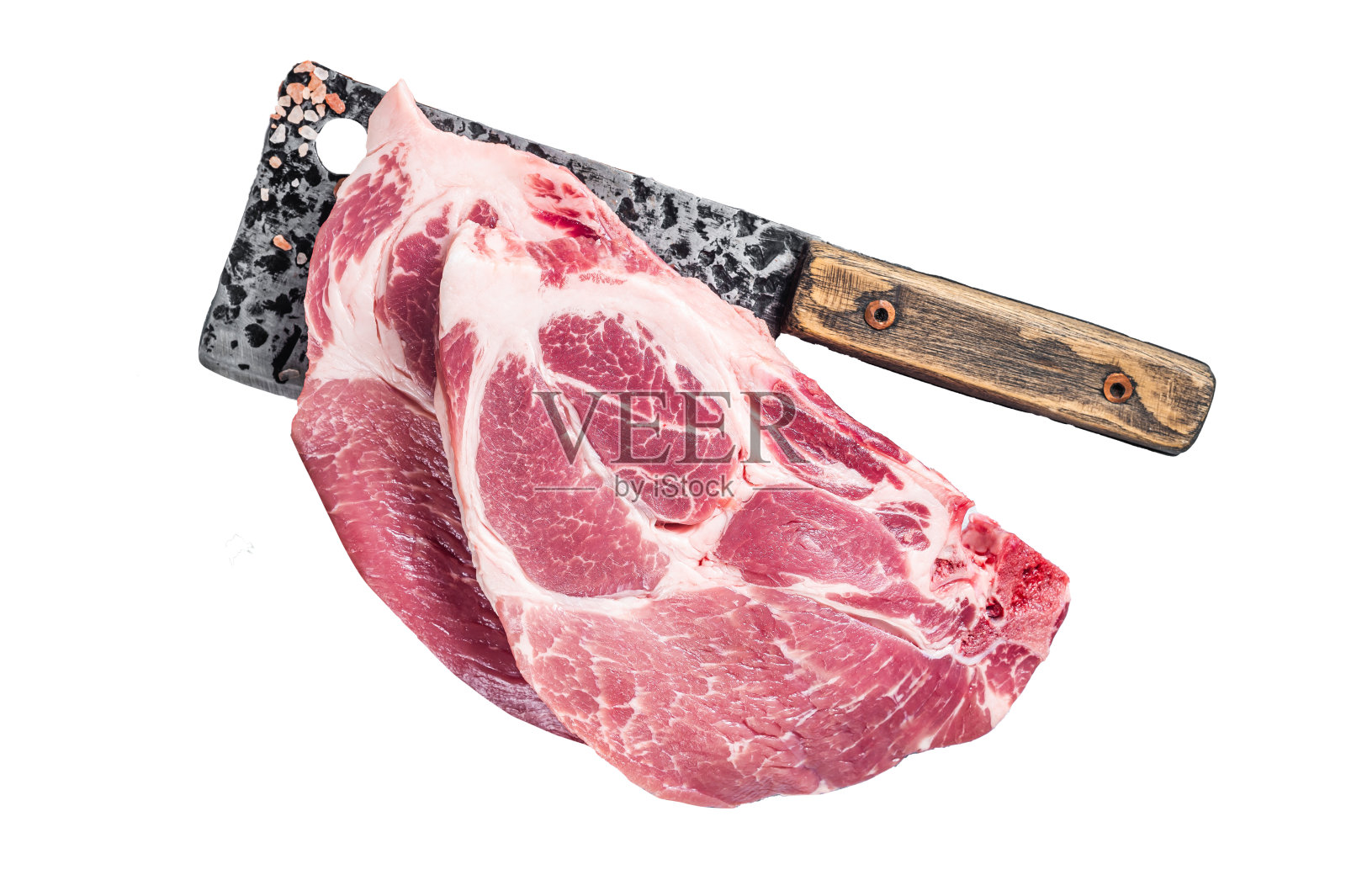 新鲜的猪肉嫩牛排，从生脖子肉在屠夫切肉刀与盐和百里香。孤立在白色背景上。照片摄影图片