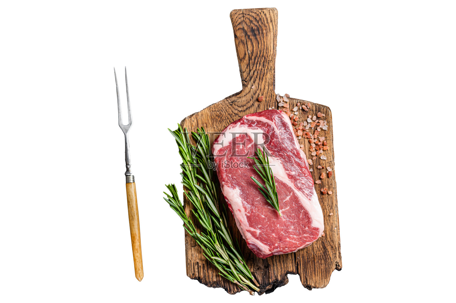 生肋眼牛排，牛肉大理石肉在木板上加上迷迭香。孤立在白色背景上。照片摄影图片