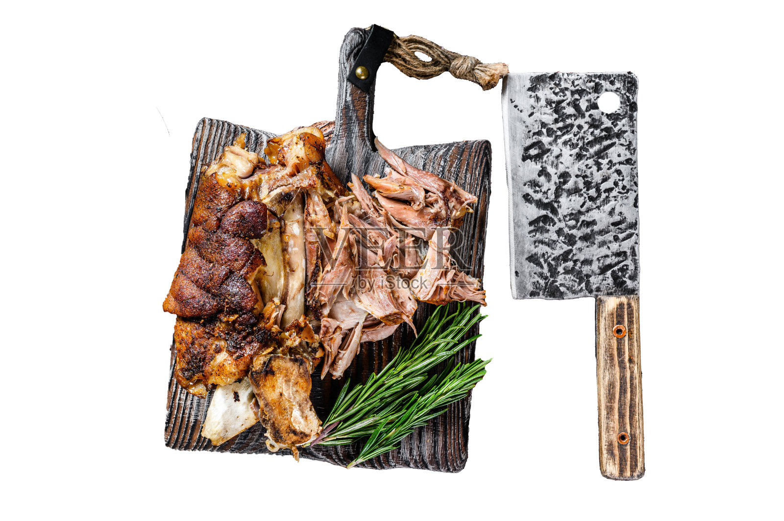 用切肉刀在木板上烤切德国猪蹄肉。孤立在白色背景上。照片摄影图片