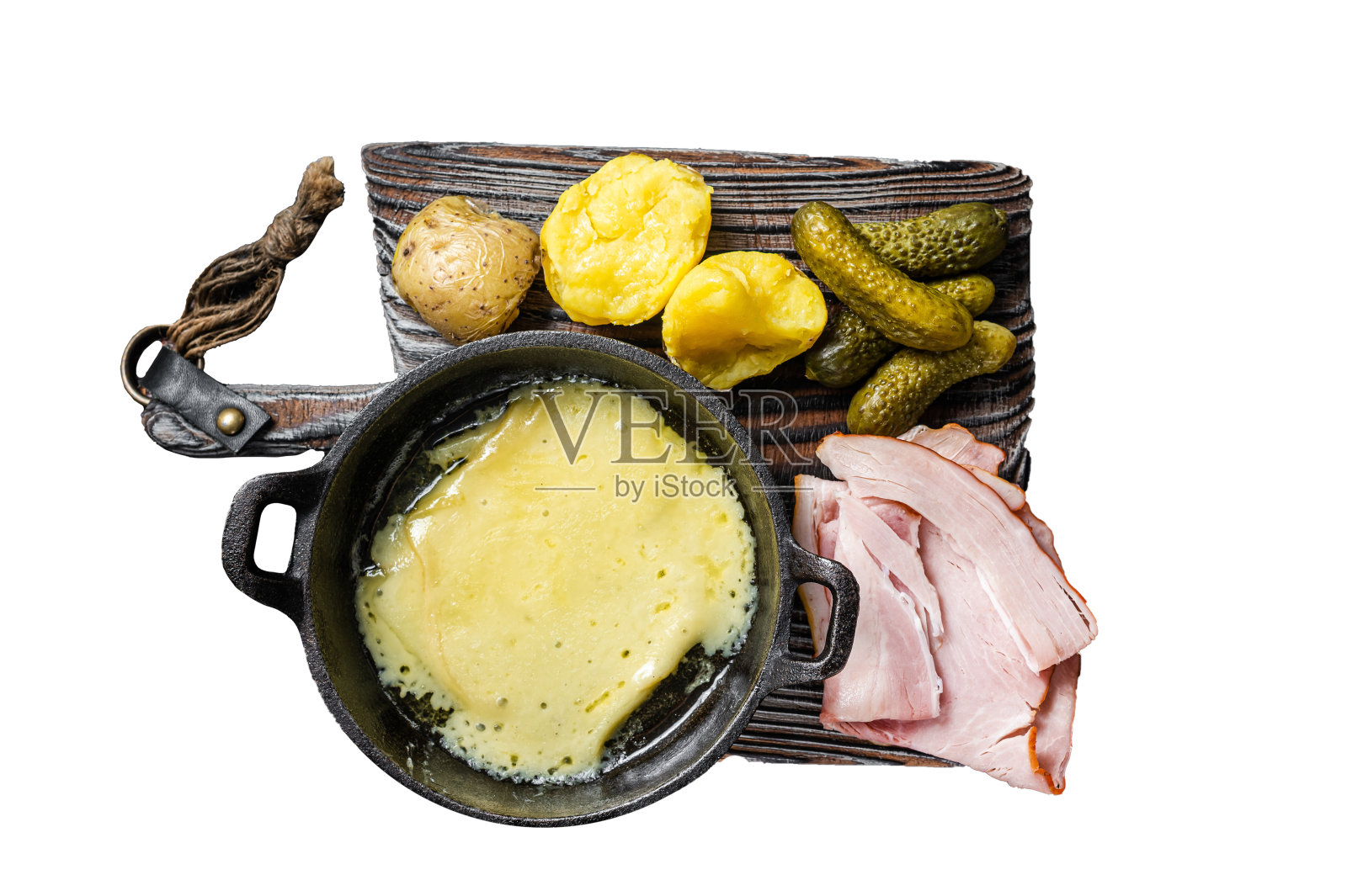 瑞士蕾切特奶酪与煮土豆和火腿在木板上。孤立在白色背景上。照片摄影图片